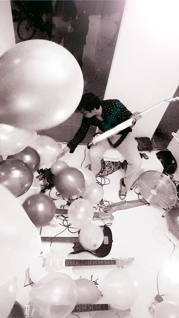Martin Hiller alias Huey Walker spielt seine Installation "Ballooons" für Gitarren und Luftballons, Cubic, Greifswald, 2018